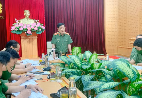 Thứ trưởng Nguyễn Văn Sơn phát biểu chỉ đạo tại cuộc họp trực tuyến với Công an TP Hà Nội. Thứ trưởng Nguyễn Văn Sơn phát biểu chỉ đạo tại cuộc họp trực tuyến với Công an TP Hà Nội.