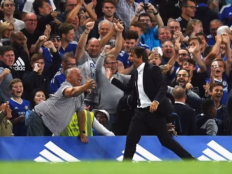 Hình ảnh quen thuộc của chiến lược gia người Italia ở Stamford Bridge.