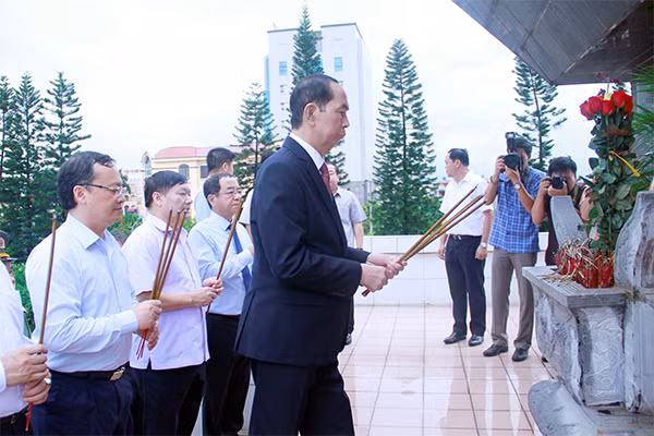 Chủ tịch nước Trần Đại Quang dâng hương tại Đài tưởng niệm các anh hùng liệt sỹ tại Thành phố Hưng Yên