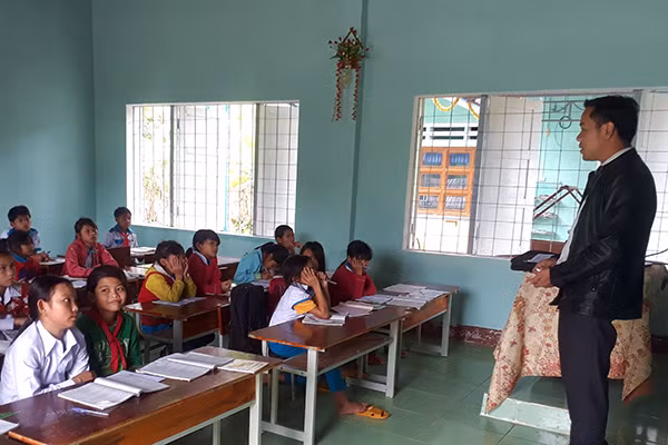 Ngày chủ nhật, các thầy cô giáo điểm trường Trà Don vẫn tranh thủ dạy tăng cường cho các em học sinh. Ngày chủ nhật, các thầy cô giáo điểm trường Trà Don vẫn tranh thủ dạy tăng cường cho các em học sinh.