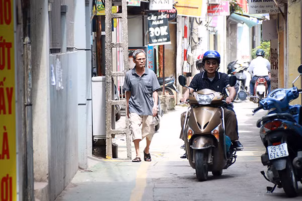 Làn đường ưu tiên nhận được rất nhiều sự ủng hộ của người dân tại đây bởi những lợi ích và an toàn mà nó đem lại bởi khu vực ngõ 342 Khương Đình trước đây vào giờ cao điểm luôn có rất nhiều phương tiện qua lại khiến trẻ em khi đi bộ trong ngõ gặp nhiều nguy hiểm.