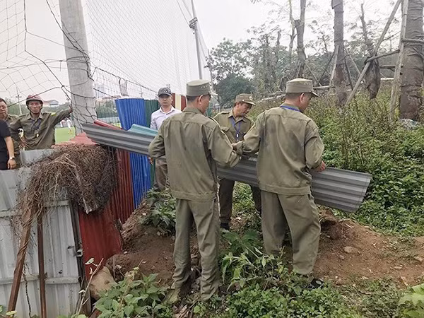 Lực lượng chức năng sử dụng tôn để quây đất giải tỏa. Lực lượng chức năng sử dụng tôn để quây đất giải tỏa.