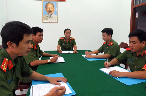 Trung tá Tạ Thị Phương Kiều triển khai kế hoạch quản lý đối tượng cho Cảnh sát khu vực. Trung tá Tạ Thị Phương Kiều triển khai kế hoạch quản lý đối tượng cho Cảnh sát khu vực.