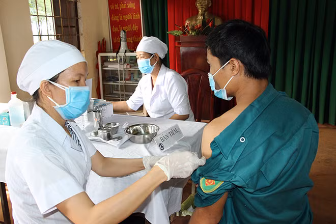 Tiêm chủng phòng ngừa bệnh bạch hầu cho người dân có nguy cơ mắc cao tại xã Thuận Lợi, huyện Đồng Phú
