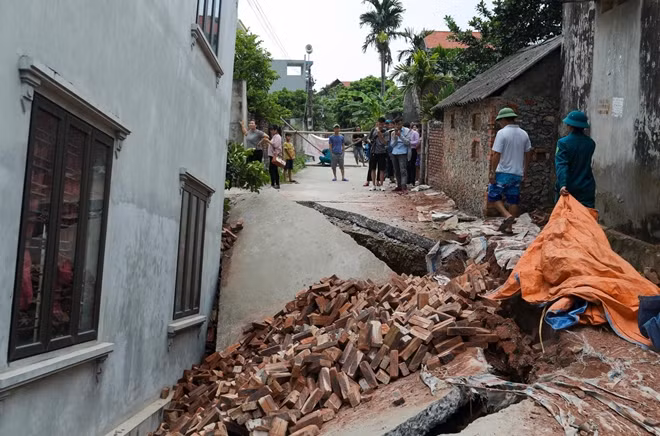 Thông tin cho PV CAND, ông Trần Văn Hoành, Chủ tịch UBND xã An Tiến, huyện Mỹ Đức (Hà Nội) cho biết ngôi nhà bị "hố tử thần nuốt" là của anh Vũ Văn Hào (35 tuổi) với tình trạng sụt lún, nghiêng nhà sụt sâu khoảng 4m.