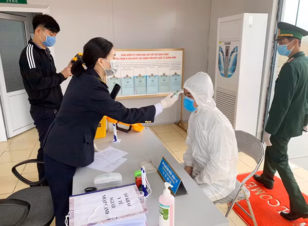Lực lượng chức năng kiểm tra y tế lái xe để phòng chống dịch bệnh