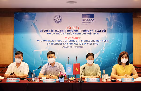 Các đại biểu tham dự hội thảo.
