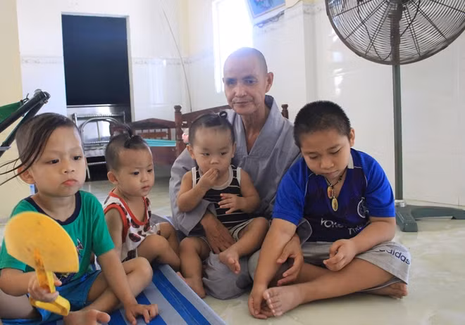 Gần 30 năm qua, sư thầy Thích Hạnh Khiết đã làm cha của gần 50 đưa trẻ mồ côi.