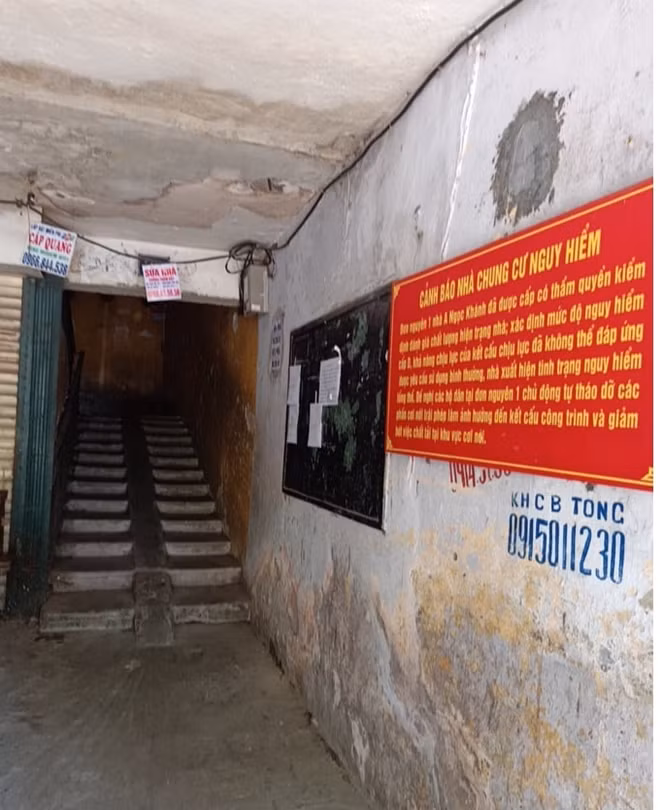 Nhiều người dân cho rằng, biển cảnh báo mức độ nguy hiểm là chưa chính xác với thực tế toà nhà.