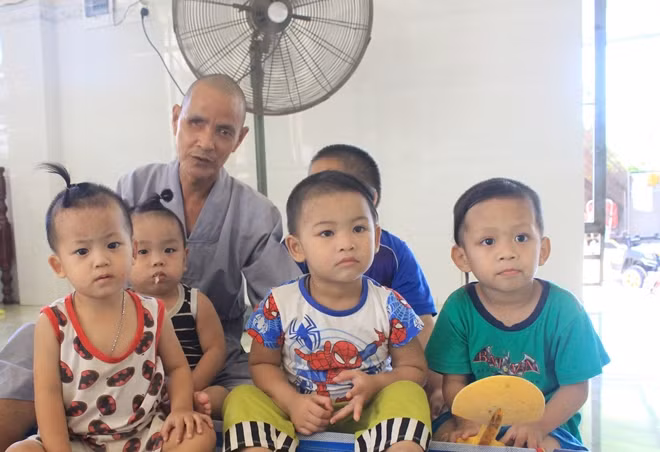 Sư thầy Thích Hạnh Khiết bên cạnh những "đứa con" của mình.