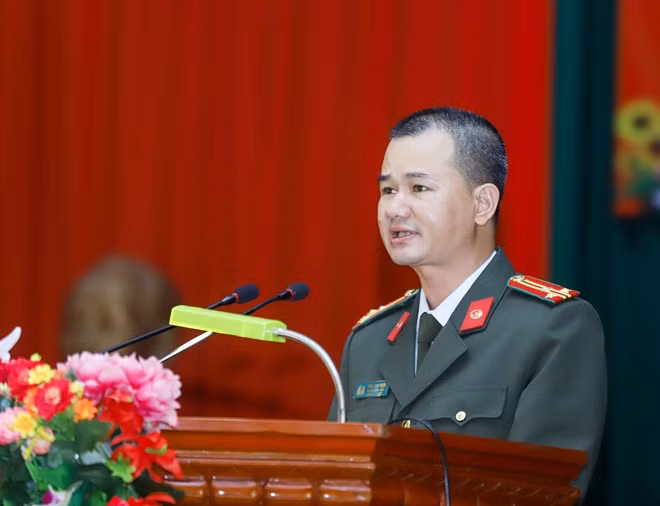 Thượng tá Trần Duy Hiển báo cáo kết quả hoạt động của Quỹ Bảo trợ học sinh dân tộc thiểu số, học sinh nghèo của Báo CAND.