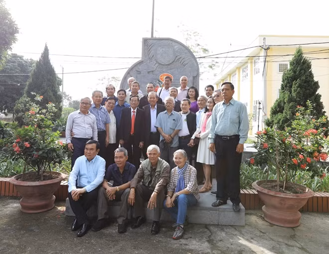 Phó Thủ tướng Thường trực Trương Hòa Bình và các thầy, cô giáo và cựu học sinh Trường E1171 trước bia kỉ niệm Trường An ninh miền Nam.