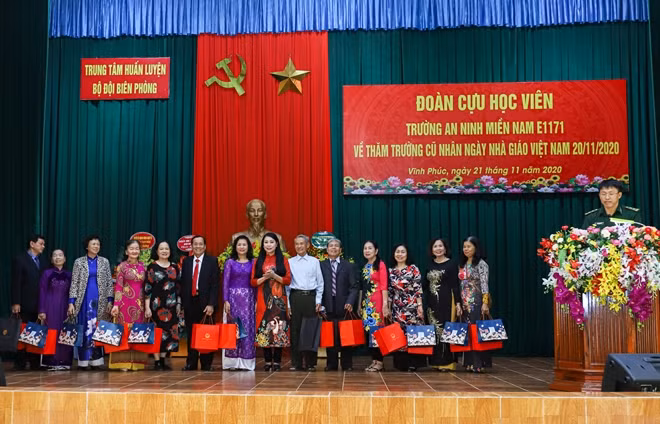 Đồng chí Hoàng Thị Thúy Lan, Ủy viên Trung ương Đảng, Bí thư Tỉnh ủy Vĩnh Phúc tặng quà các thầy, cô giáo Trường Đào tạo cán bộ An ninh miền Nam - E1171.