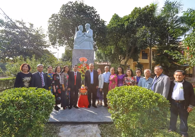 Phó Thủ tướng Thường trực Trương Hòa Bình và các đại biểu tại Tượng đài Bác Hồ với chiến sỹ Biên phòng.