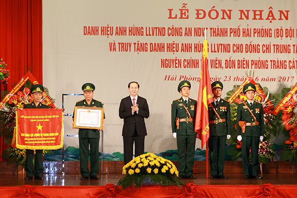 Chủ tịch nước Trần Đại Quang trao danh hiệu Anh hùng LLVT tặng Bộ đội Biên phòng Hải Phòng