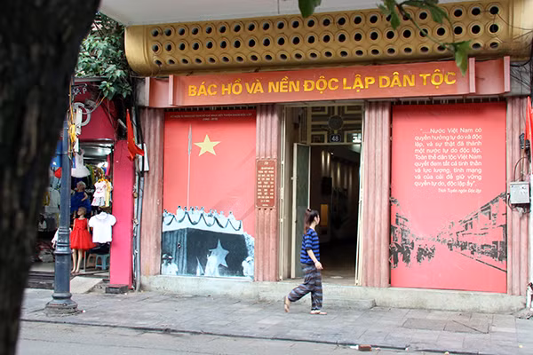Ngôi nhà 4 tầng có diện tích khá rộng, chừng 400m2, mặt trước quay ra phố Hàng Ngang, mặt sau quay ra 35 phố Hàng Cân.