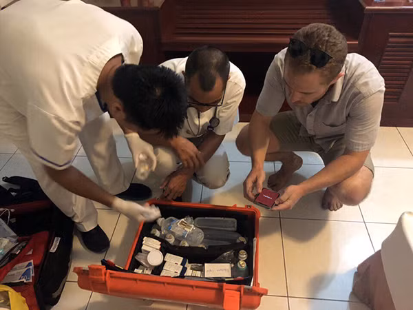 Ngay sau khi giải cứu nạn nhân thoát khỏi nguy hiểm, lực lượng y tế do Đại sứ quán Pháp cử đến lập tức kiểm tra sức khỏe cho nạn nhân.