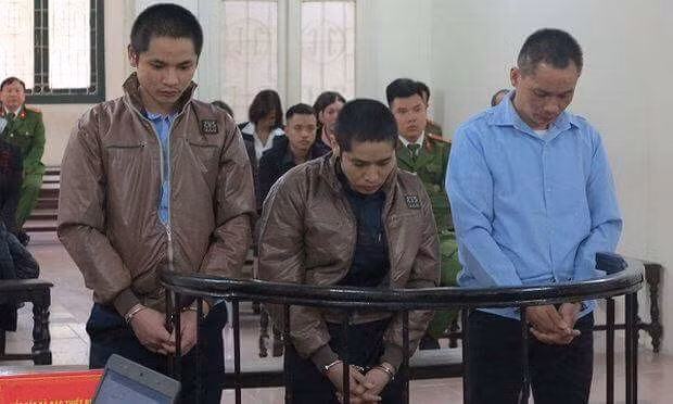 Ba anh em vào tù, để lại gánh nặng gia đình cho người cha. Ba anh em vào tù, để lại gánh nặng gia đình cho người cha.