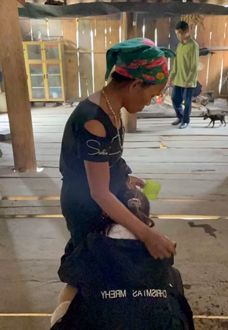 Chị O. ôm mẹ khóc sau 10 năm lưu lạc xứ người Chị O. ôm mẹ khóc sau 10 năm lưu lạc xứ người