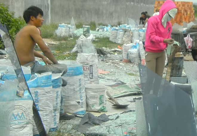 Công trường ngổn ngang kính vỡ, người phụ nữ lăn xả lao động.