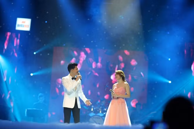 Ca sĩ Mỹ Tâm song ca cùng ca sĩ Quang Dũng.