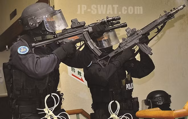 SWAT luyện tập sẵn sàng chiến đấu.
