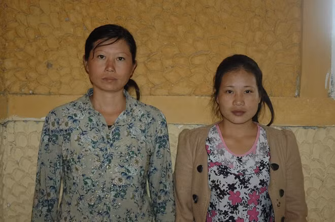2 đối tượng Hoàng Thị Liên và Tẩn Thị Mủi (từ phải qua trái) tại cơ quan CSĐT.