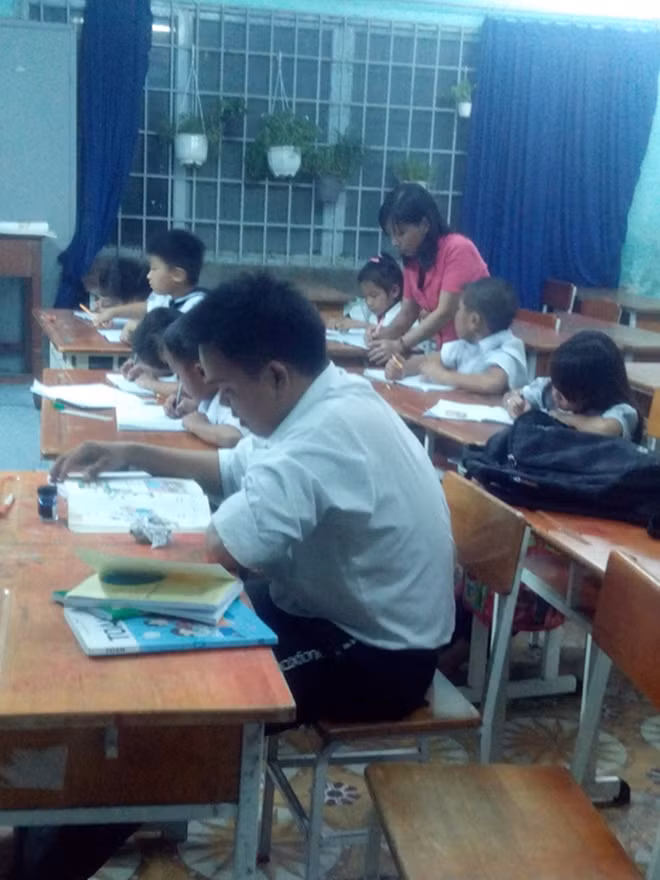 Một lớp học tình thương dành cho những đứa trẻ đi bán vé số.