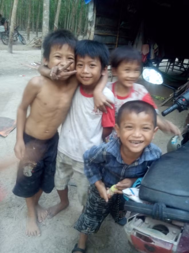 Những đứa trẻ lem luốc ngày hè.