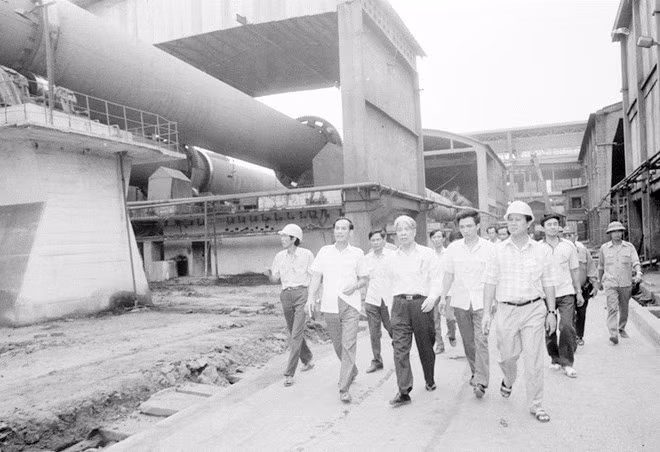 Đồng chí Đỗ Mười thăm nhà máy xi măng Hải Phòng Đồng chí Đỗ Mười thăm nhà máy xi măng Hải Phòng