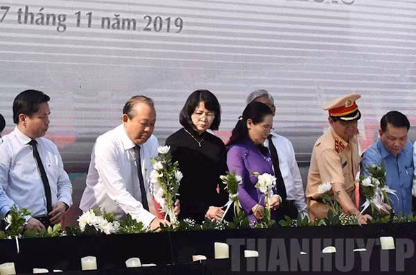 Phó Thủ tướng Thường trực Trương Hòa Bình, Phó Chủ tịch Nước Đặng Thị Ngọc Thịnh cùng các đại biểu đặt hoa tưởng niệm nạn nhân tử vong do TNGT. Phó Thủ tướng Thường trực Trương Hòa Bình, Phó Chủ tịch Nước Đặng Thị Ngọc Thịnh cùng các đại biểu đặt hoa tưởng niệm nạn nhân tử vong do TNGT.