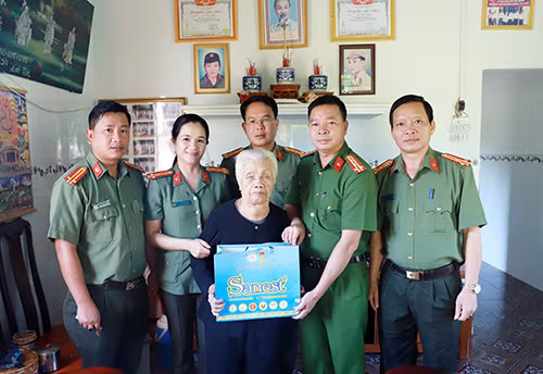 Lãnh đạo Công an tỉnh tặng quà cho các Mẹ Việt Nam anh hùng.