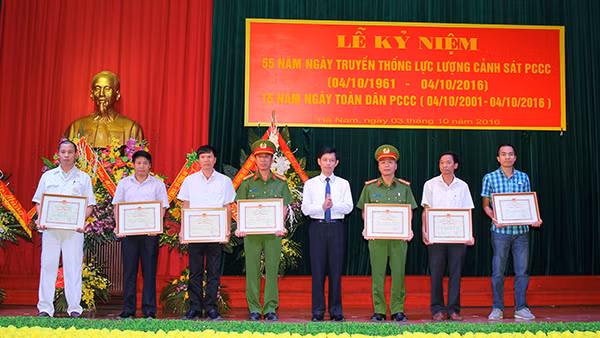Ông Bùi Quang Cẩm, Phó Chủ tịch UBND tỉnh Hà Nam tặng Bằng khen của UBND cho các tập thể, cá nhân có thành tích xuất sắc tại lễ kỷ niệm 55 năm ngày truyền thống lực lượng Cảnh sát PCCC và cứu nạn, cứu hộ, 15 năm ngày toàn dân PCCC