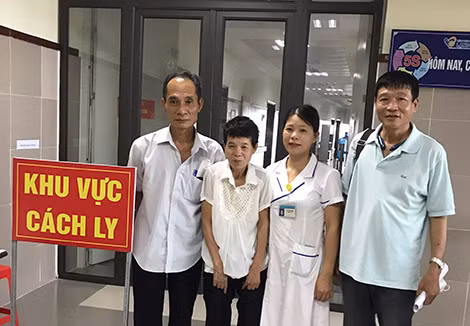 Cơ quan chức năng bàn giao bà Huệ cho gia đình. Cơ quan chức năng bàn giao bà Huệ cho gia đình.
