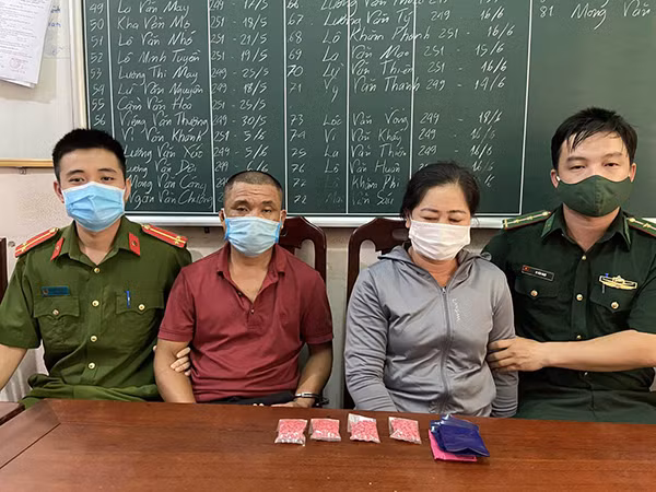 Hai đối tượng, Võ Văn Quang và Trần Thị Nguyệt cùng tang vật. Hai đối tượng, Võ Văn Quang và Trần Thị Nguyệt cùng tang vật.