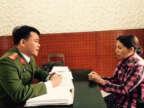 Cảnh sát điều tra Công an tỉnh Yên Bái lấy lời khai đối tượng Nhàn. Cảnh sát điều tra Công an tỉnh Yên Bái lấy lời khai đối tượng Nhàn.