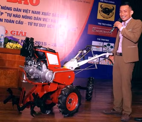 Anh Huy trong một lần nhận giải thưởng sáng chế. Anh Huy trong một lần nhận giải thưởng sáng chế.