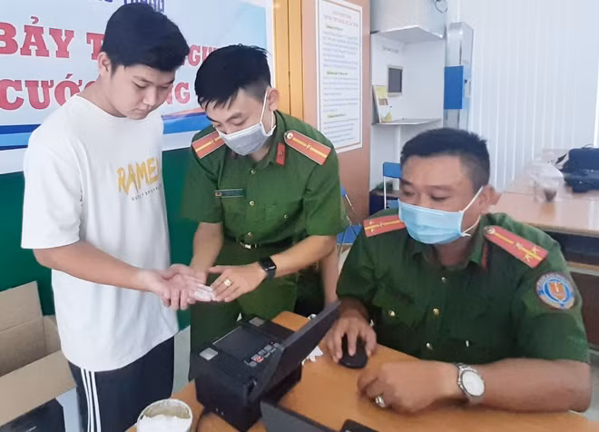 Học sinh được làm khô tay để lấy dấu vân tay thuận lợi hơn.