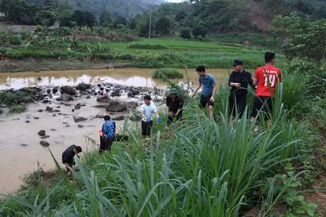 Phát nương rẫy giúp bà con dân bản. Phát nương rẫy giúp bà con dân bản.