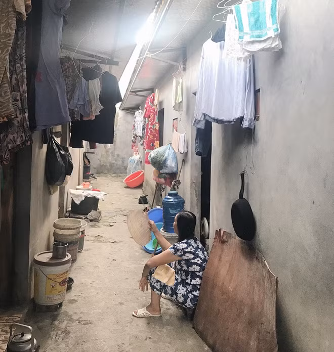 Cái nóng hầm hập khiến người dân nơi đây không dám vào nhà.