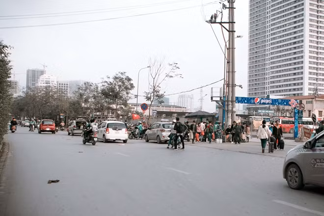 Phía ngoài Bến xe Mỹ Đình, lượng xe khách về bến cũng rất lác đác, giao thông qua đây cũng thông suốt.