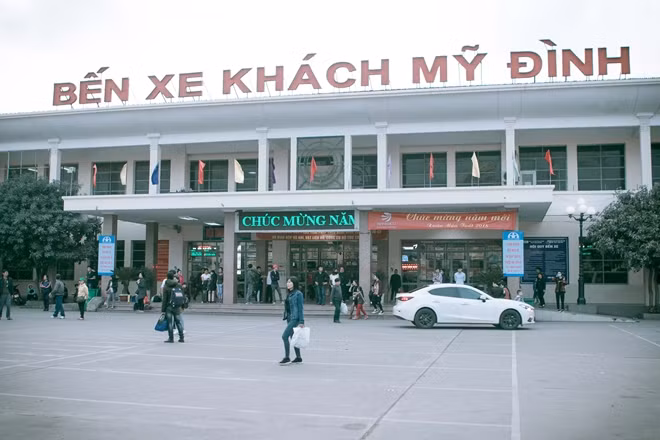 Nhưng trái với hình ảnh ùn tắc kéo dài phía ngoài thành phố, hình ảnh tại các bến xe khách trong chiều 20-2 (tức mùng 5 Tết) lại khá lạ lẫm. Không còn cảnh chen lấn đến nghẹt thở của mọi năm mà thay vào đó là sự thưa vắng lạ thường. Ghi nhận của PV Báo CAND Điện tử vào thời điểm 18h chiều tại Bến xe Mỹ Đình.