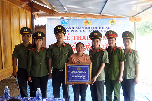 Đại diện Hội phụ nữ, Công đoàn Công an tỉnh Nghệ An trao tặng “Mái ấm tình thương” cho chị Lầu Y Mái
