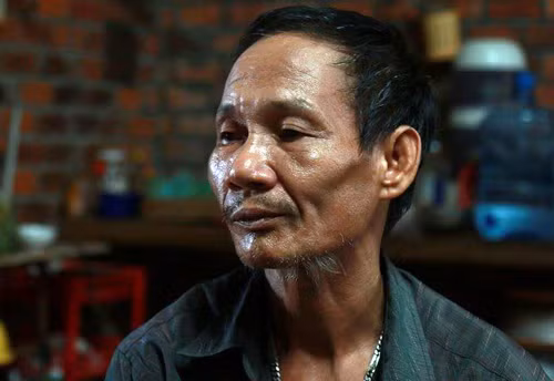 Ông Có buồn bã khi ngôi nhà của mình đổ sập, 4 người hàng xóm bị chôn vùi, tử vong. Ảnh: Xuân Ngọc.