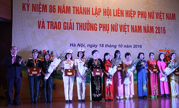 Hội Phụ nữ Bộ Công an vinh dự được nhận Giải thưởng Phụ nữ Việt Nam năm 2016.