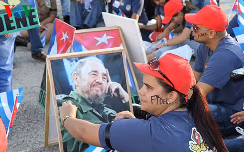 Người dân Cuba thể hiện sự tiếc thương với Fidel Castro. (Ảnh: Phạm Huân)