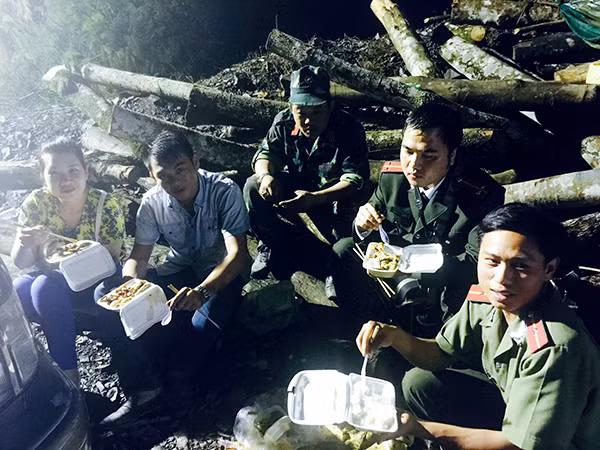 Phóng viên Trần Hằng (thứ nhất từ trái sang) và phóng viên Trần Huy (thứ 4) ăn cơm hộp tại hiện trường vụ sập lò than. Phóng viên Trần Hằng (thứ nhất từ trái sang) và phóng viên Trần Huy (thứ 4) ăn cơm hộp tại hiện trường vụ sập lò than.