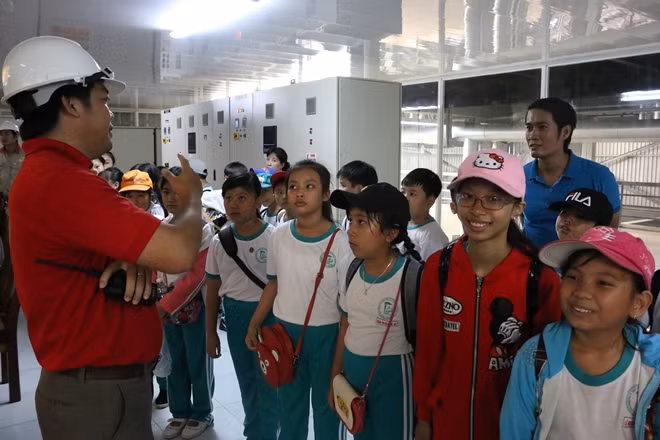 Ông Lương Công Lợi - Giám đốc Nhà máy tinh luyện dầu cá Ranee thuyết trình cho các bạn học sinh hiểu hơn về công nghệ tinh luyện dầu cá.