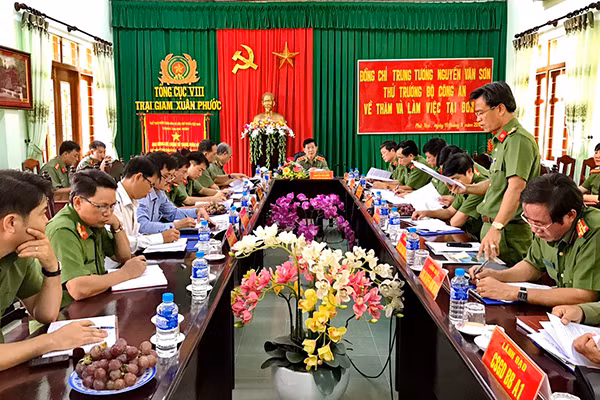 Thượng tá Trần Văn Dũng, Giám thị Trại giam Xuân Phước báo cáo công tác 7 tháng đầu năm của đơn vị.