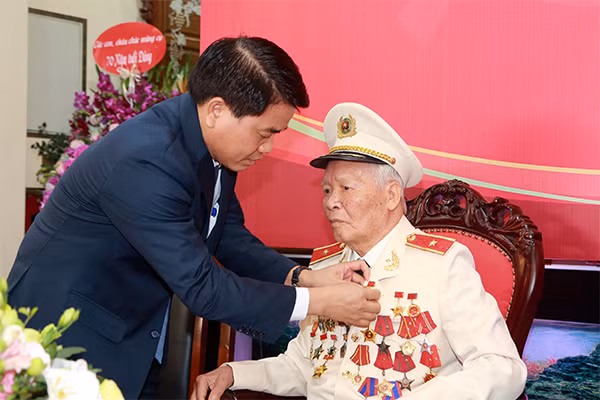Chủ tịch UBND TP Hà Nội Nguyễn Đức Chung gắn Huy hiệu 70 năm tuổi Đảng tặng Thiếu tướng Nguyễn Trọng Tháp